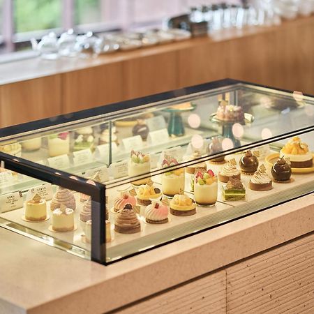 Hotel Royal Chiao Hsi Jiaoxi Esterno foto A pastry display case