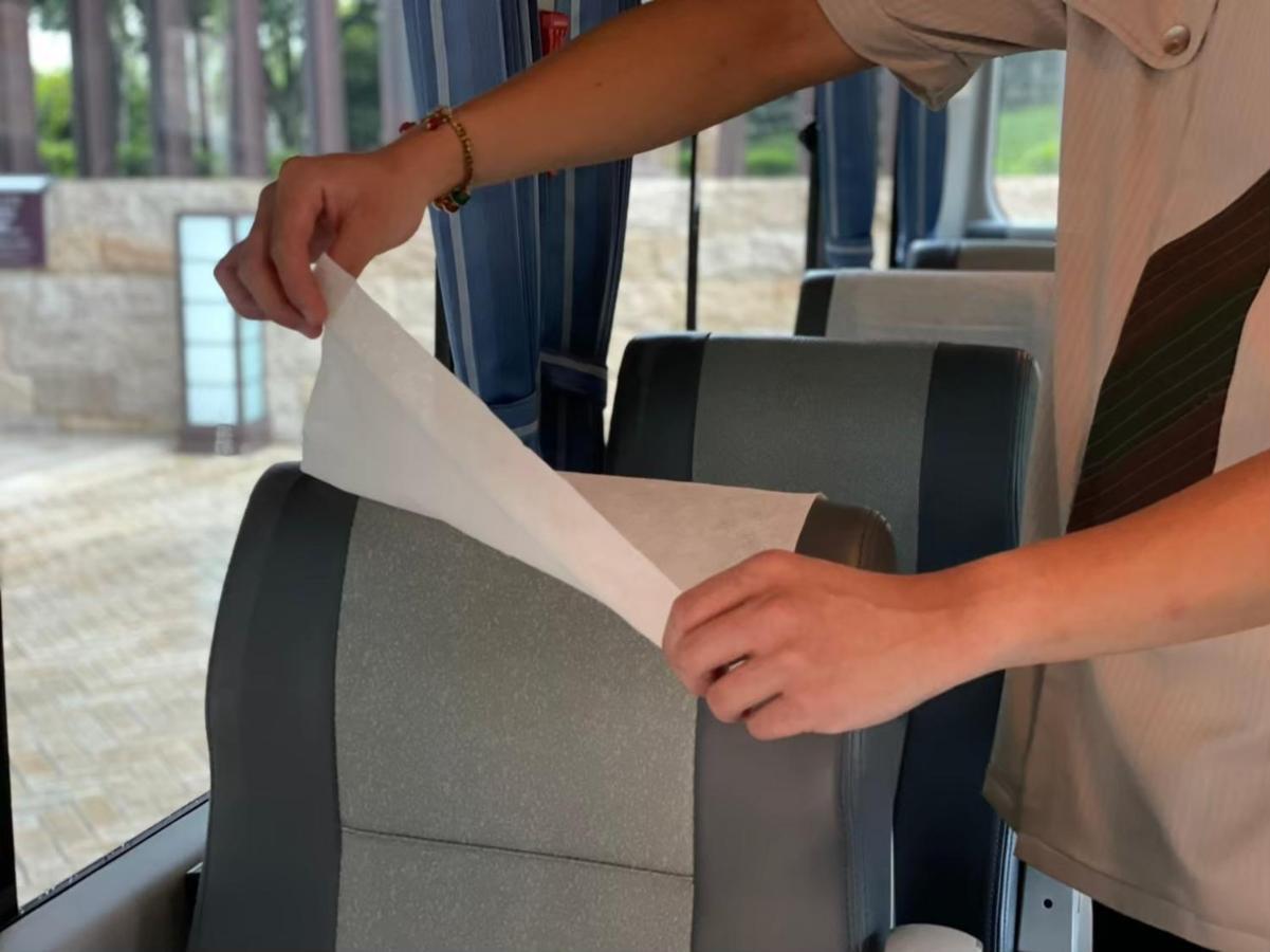 Hotel Royal Chiao Hsi Jiaoxi Esterno foto A bus driver covering the seat with a seat cover