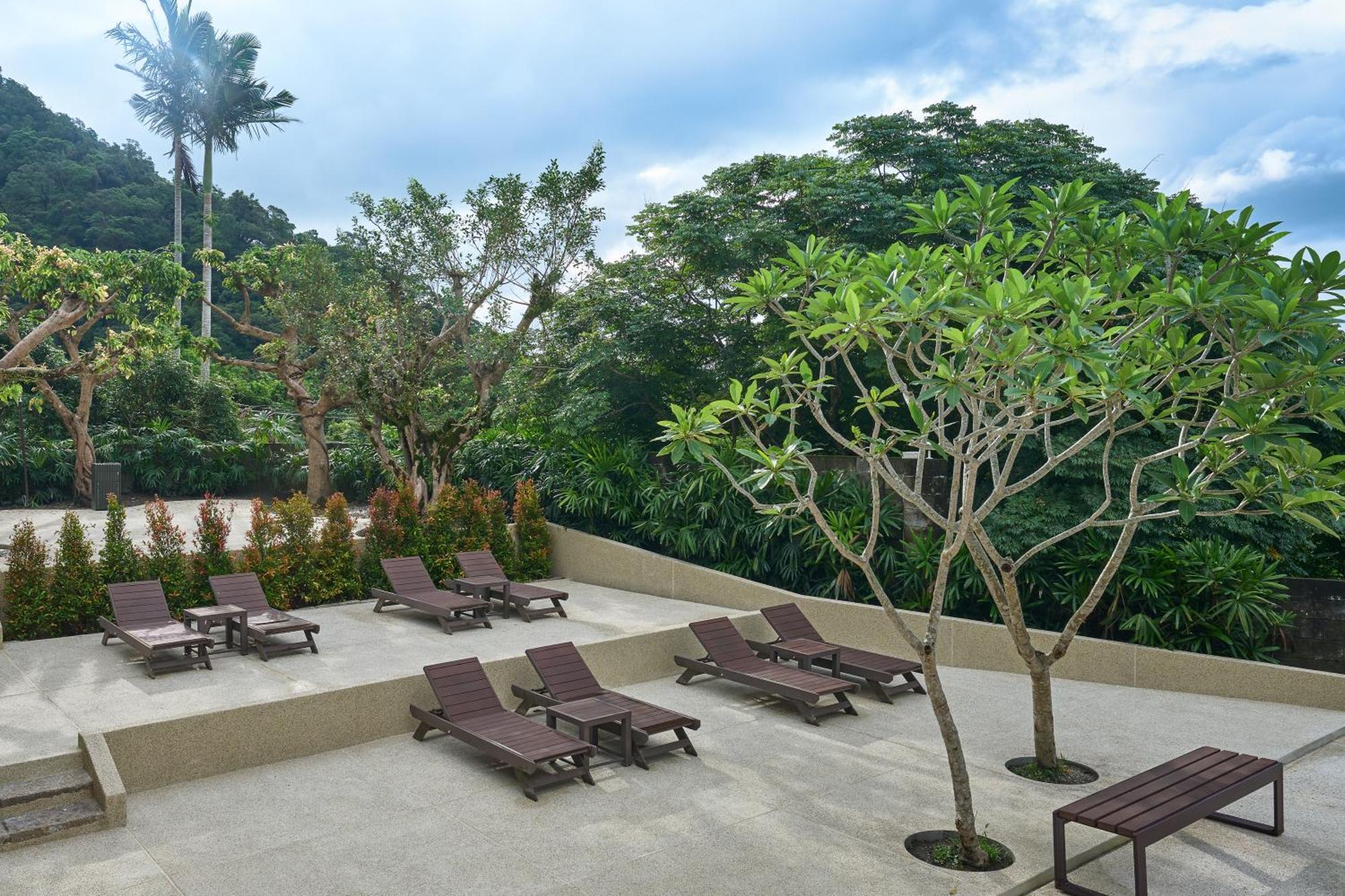 Hotel Royal Chiao Hsi Jiaoxi Esterno foto The resort's pool deck