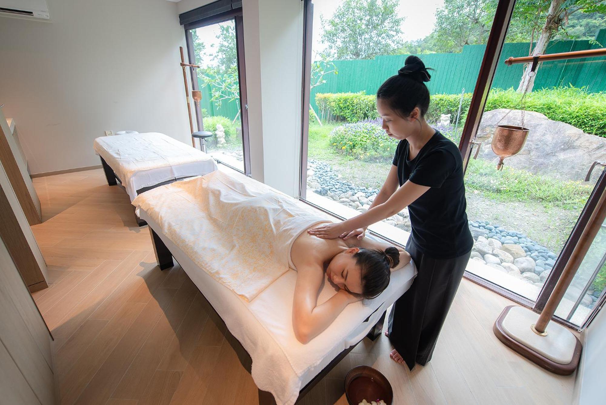 Hotel Royal Chiao Hsi Jiaoxi Esterno foto A woman receiving a massage