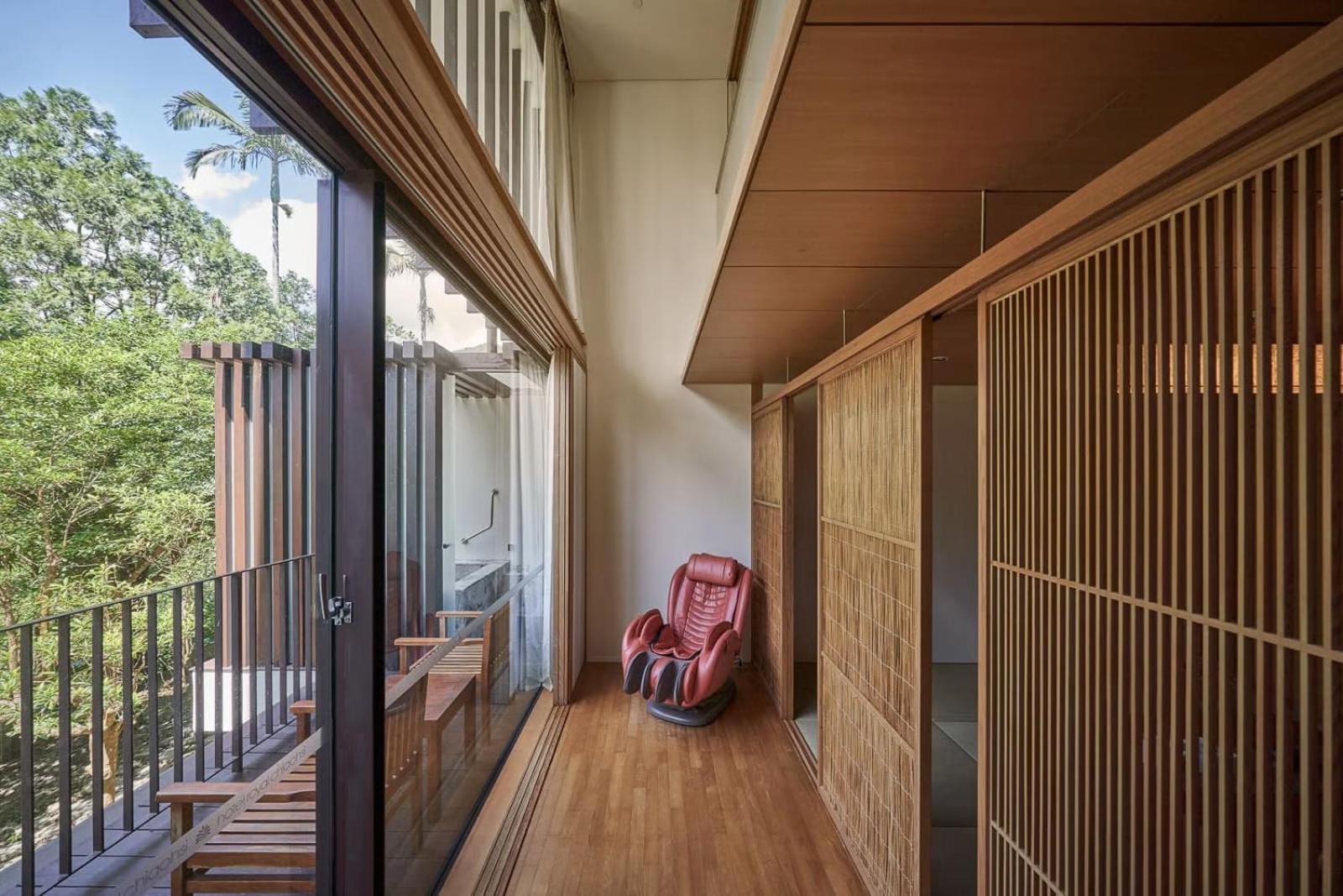 Hotel Royal Chiao Hsi Jiaoxi Esterno foto A massage chair in a Japanese home