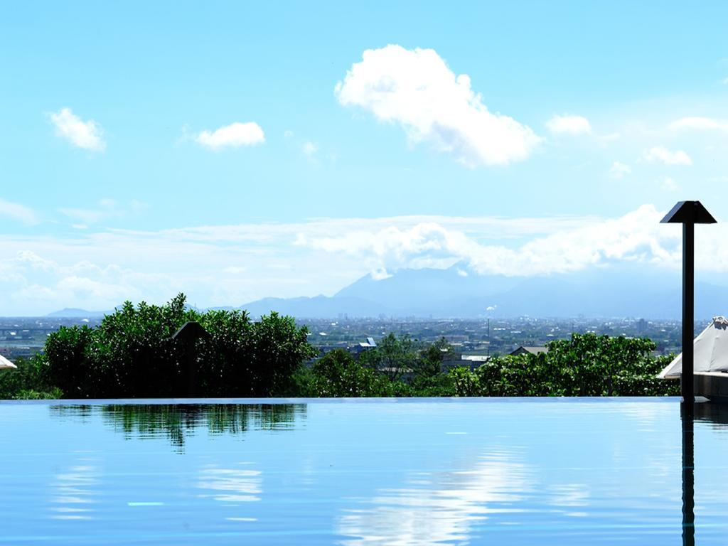 Hotel Royal Chiao Hsi Jiaoxi Esterno foto View of Mount Apo from the pool of the 100 Islands Hotel